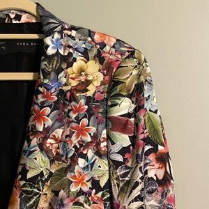 Zara blazer with full sleeves and shoulder padding